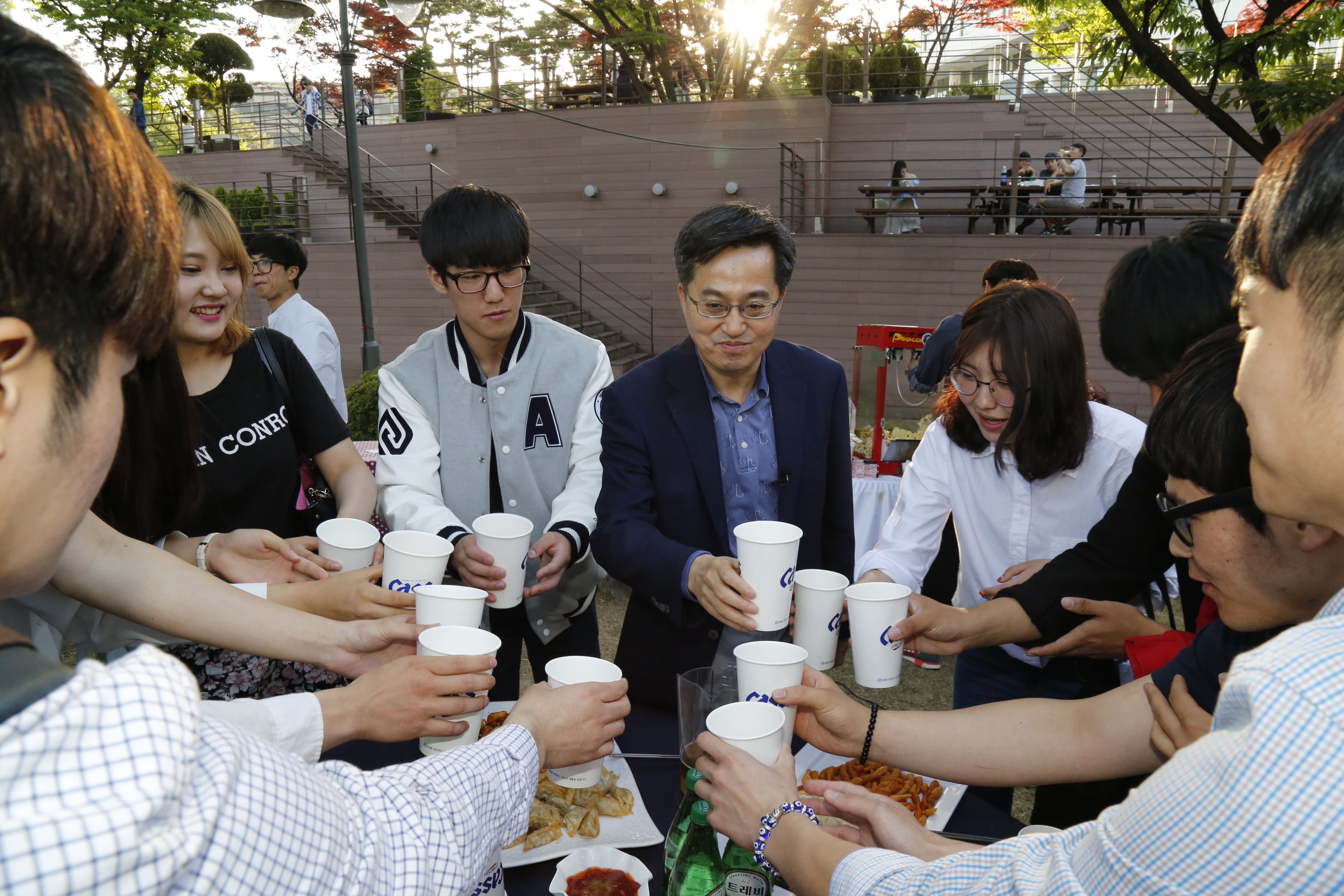 1학기 마지막 브라운백미팅과 참가학생들 위한 비어파티 열려