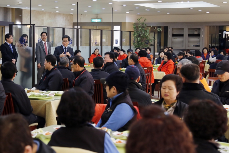 김동연 총장, 용역직원들과 오찬 가져