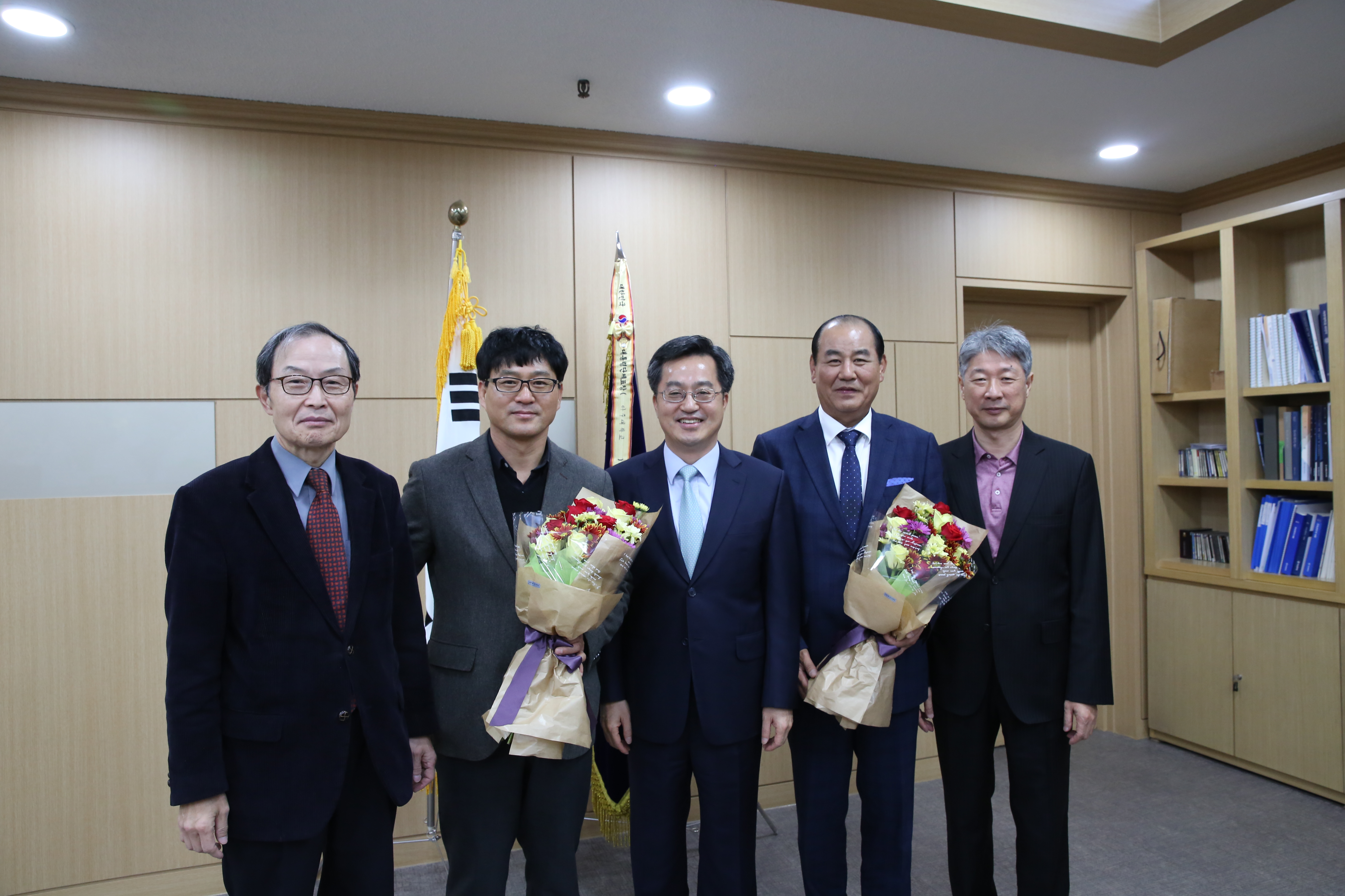 [16.12.14] 강원구·공배 동문 등 기부금 쾌척.. 감사패 전달식 열려